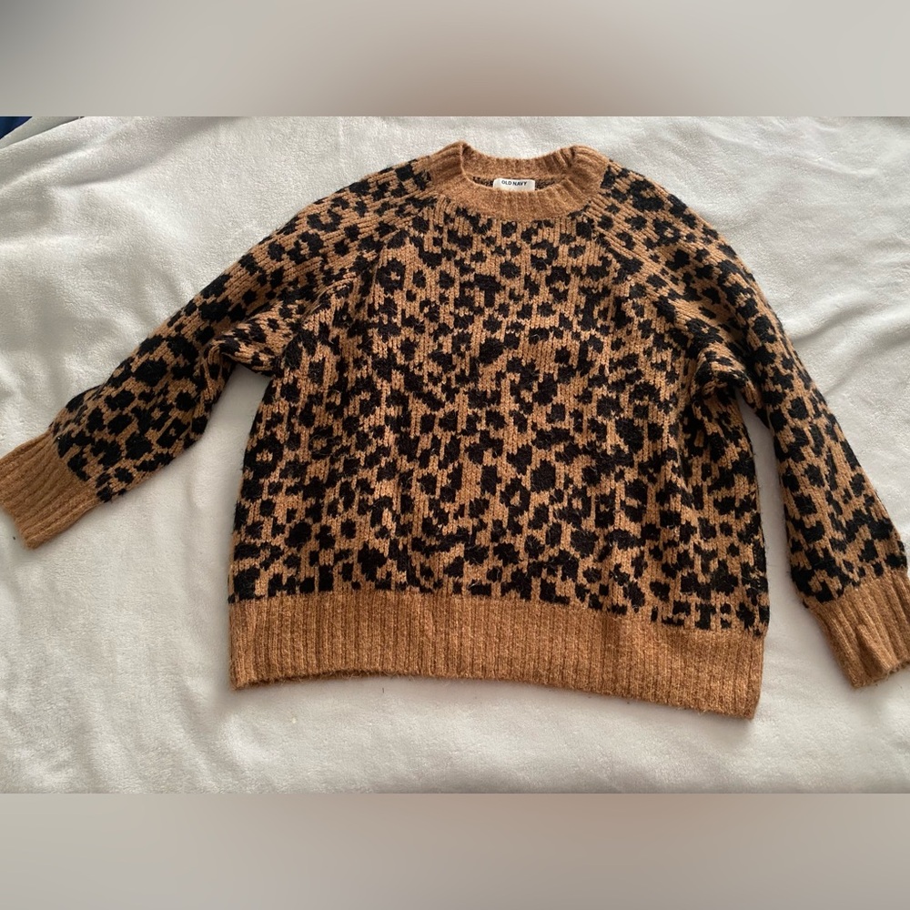 Old navy women’s sweater. Animal print. Color tan/black. Size L